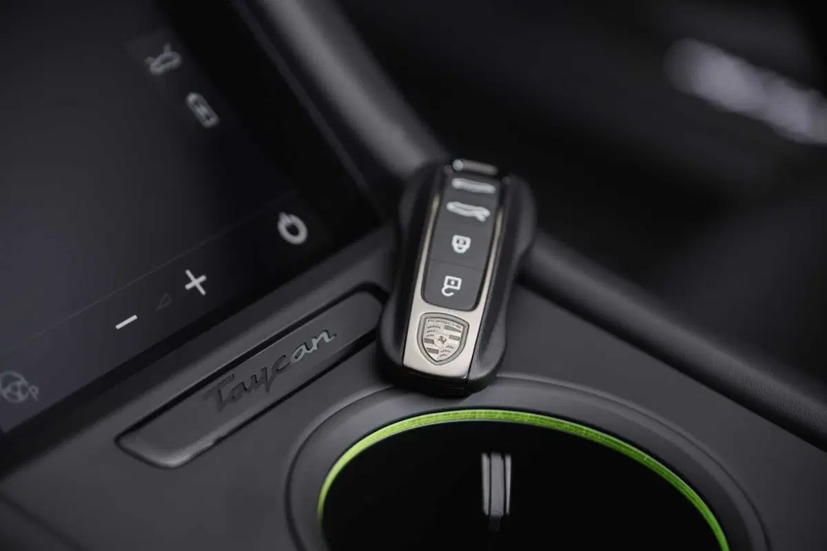 Porsche Taycan 2024: sale l'autonomia e ricarica come un fulmine [VIDEO] (36)