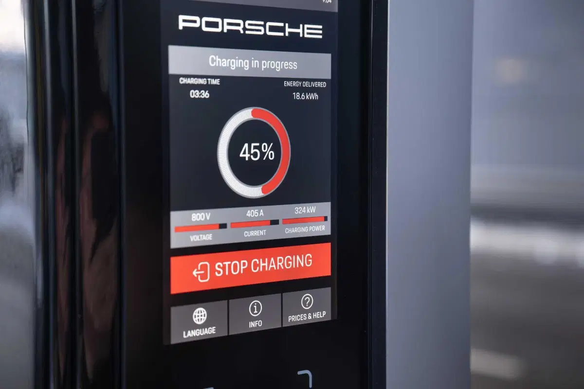Porsche Taycan 2024: sale l'autonomia e ricarica come un fulmine [VIDEO] (40)