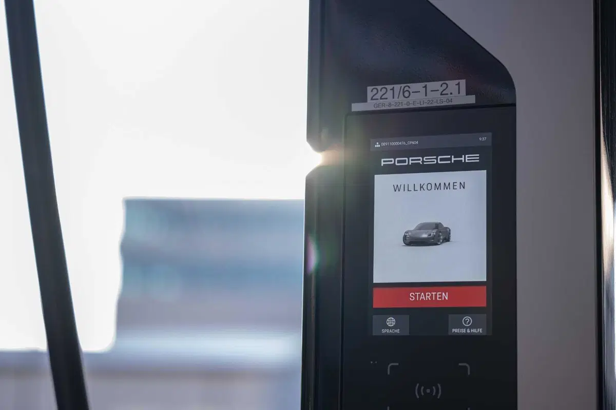 Porsche Taycan 2024: sale l'autonomia e ricarica come un fulmine [VIDEO] (41)