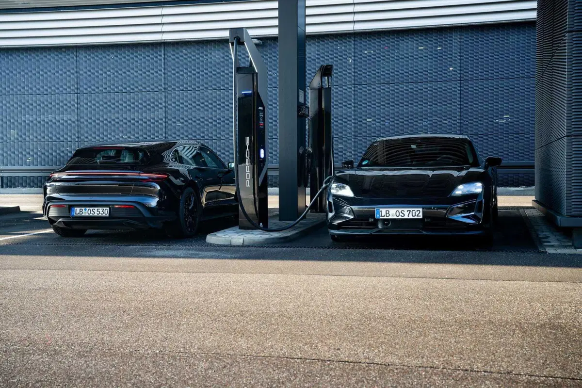 Porsche Taycan 2024: sale l'autonomia e ricarica come un fulmine [VIDEO] (42)