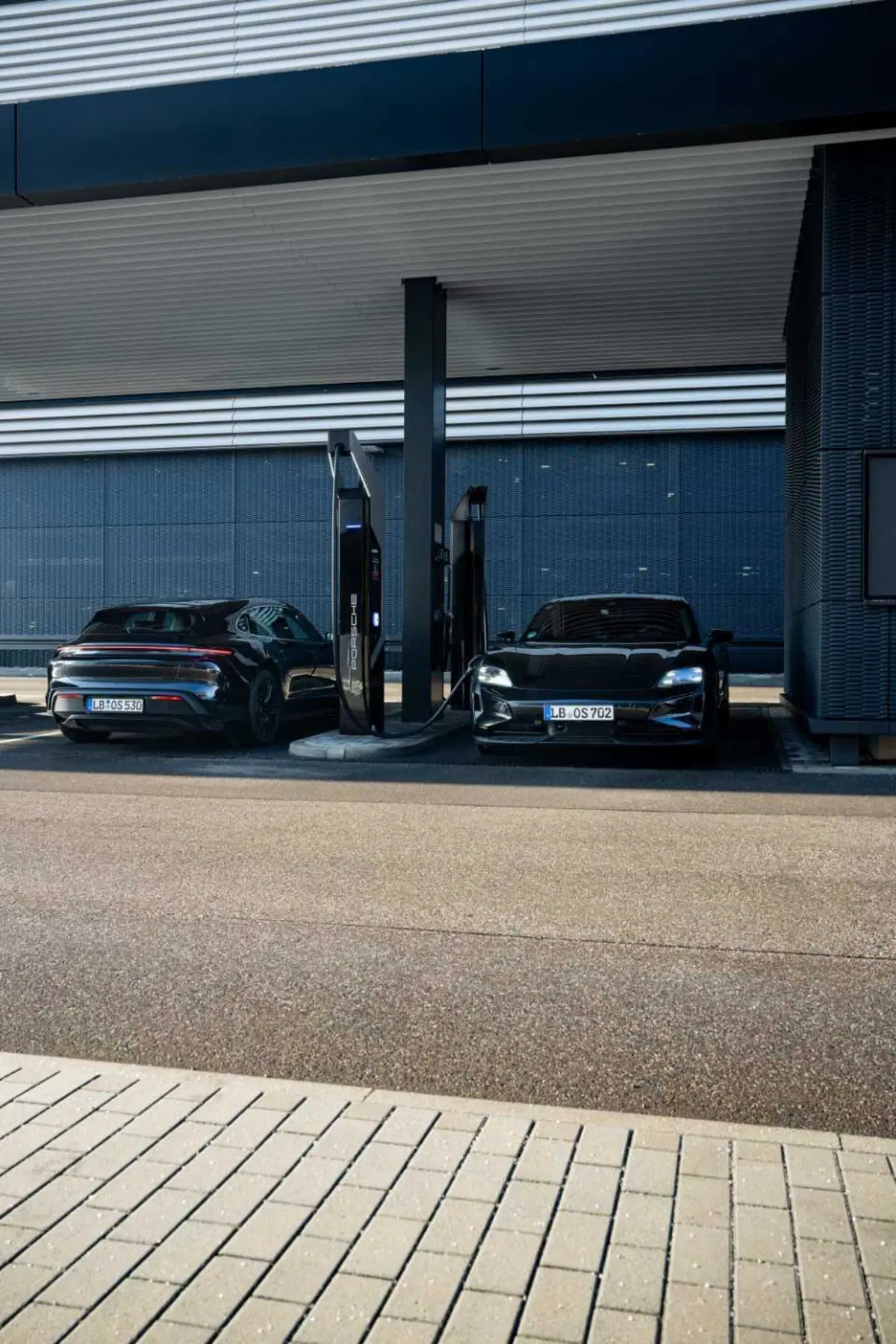 Porsche Taycan 2024: sale l'autonomia e ricarica come un fulmine [VIDEO] (43)