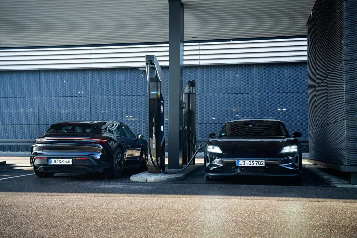 Porsche Taycan 2024: sale l'autonomia e ricarica come un fulmine [VIDEO] (44)