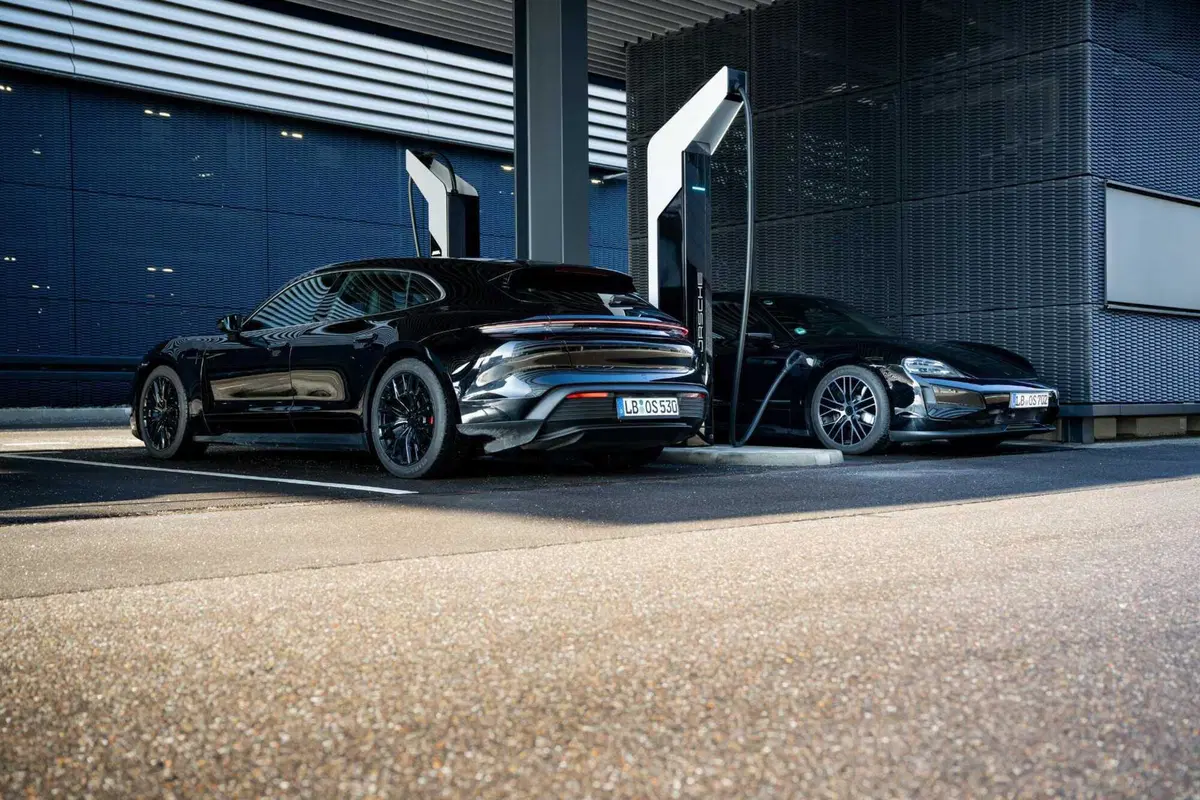 Porsche Taycan 2024: sale l'autonomia e ricarica come un fulmine [VIDEO] (45)