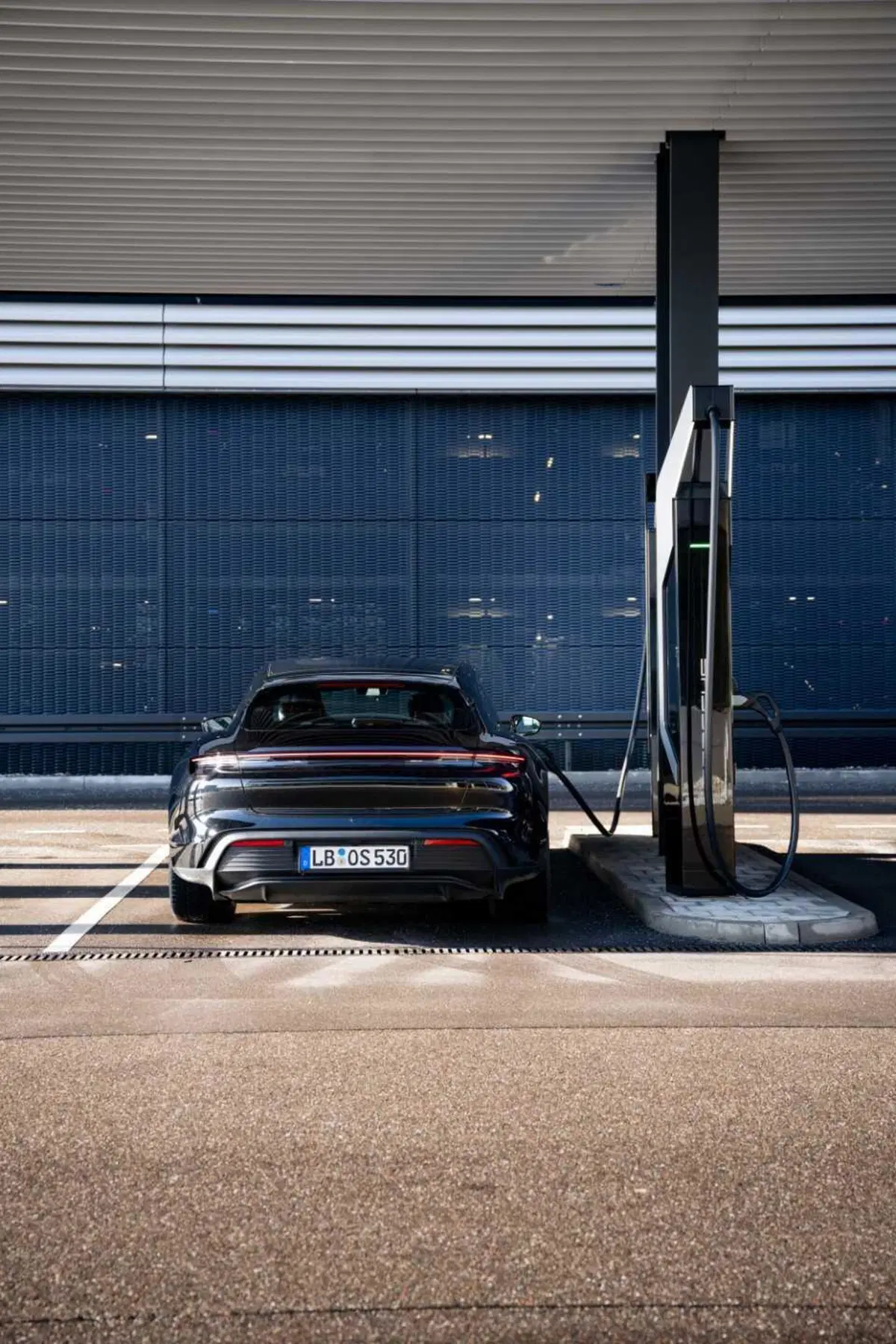 Porsche Taycan 2024: sale l'autonomia e ricarica come un fulmine [VIDEO] (46)