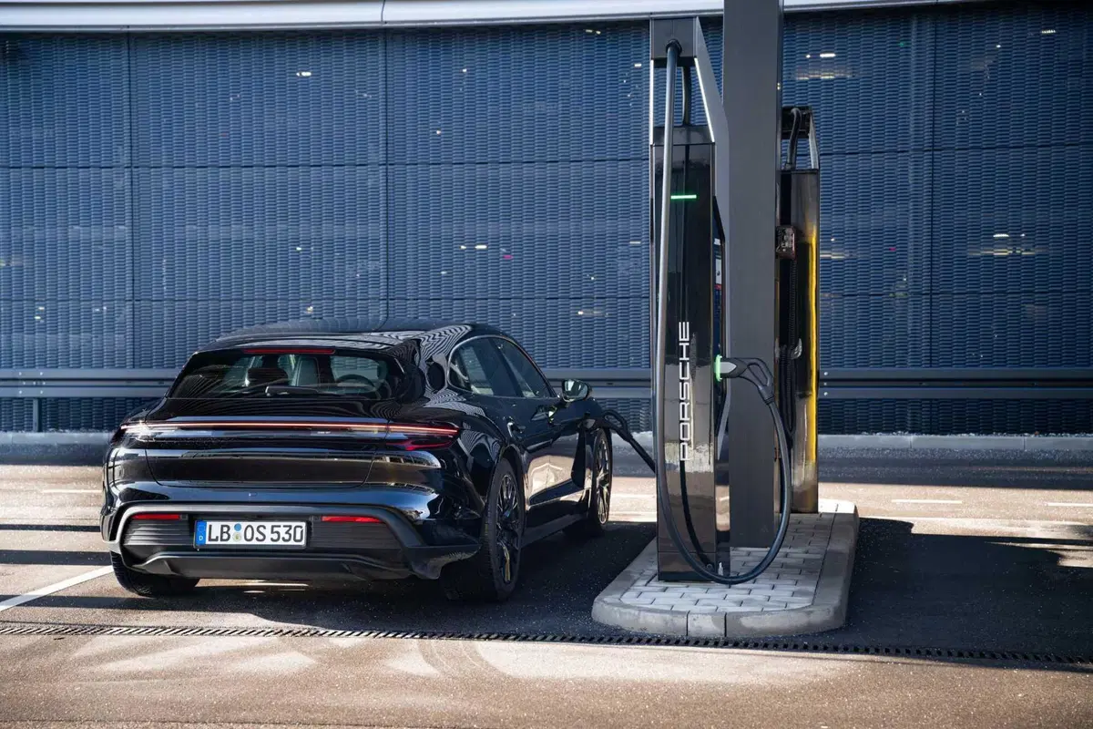 Porsche Taycan 2024: sale l'autonomia e ricarica come un fulmine [VIDEO] (47)