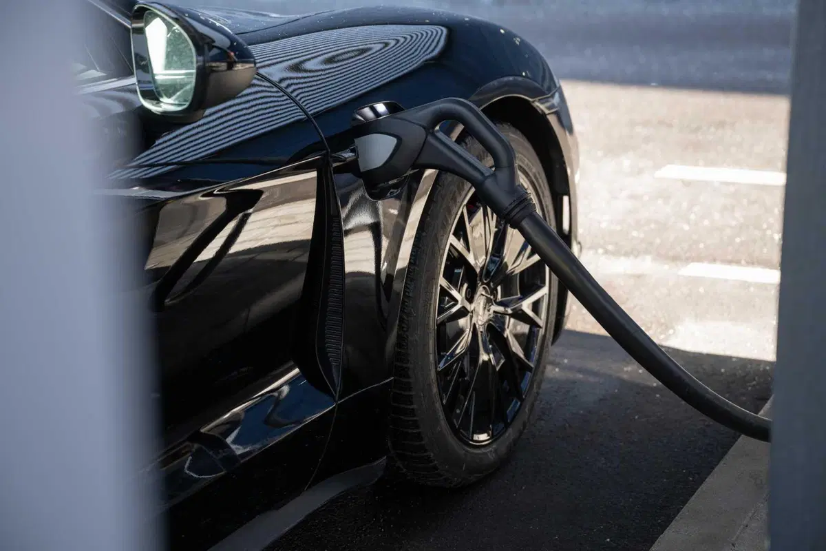 Porsche Taycan 2024: sale l'autonomia e ricarica come un fulmine [VIDEO] (48)