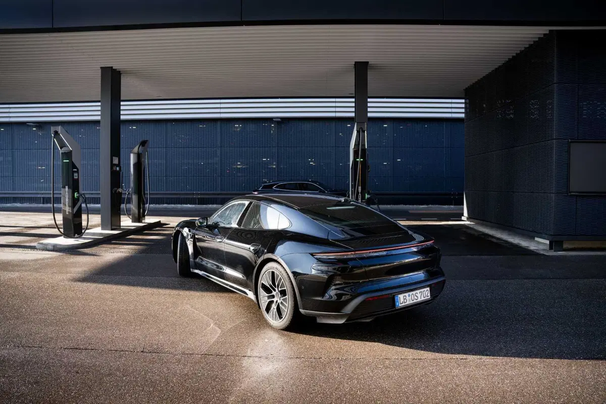 Porsche Taycan 2024: sale l'autonomia e ricarica come un fulmine [VIDEO] (49)