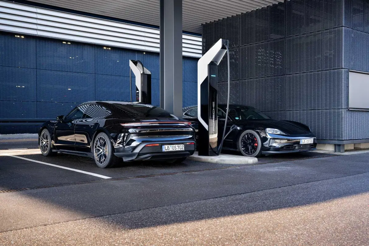 Porsche Taycan 2024: sale l'autonomia e ricarica come un fulmine [VIDEO] (50)