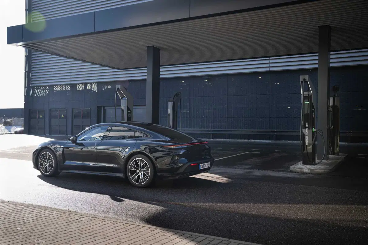 Porsche Taycan 2024: sale l'autonomia e ricarica come un fulmine [VIDEO] (51)