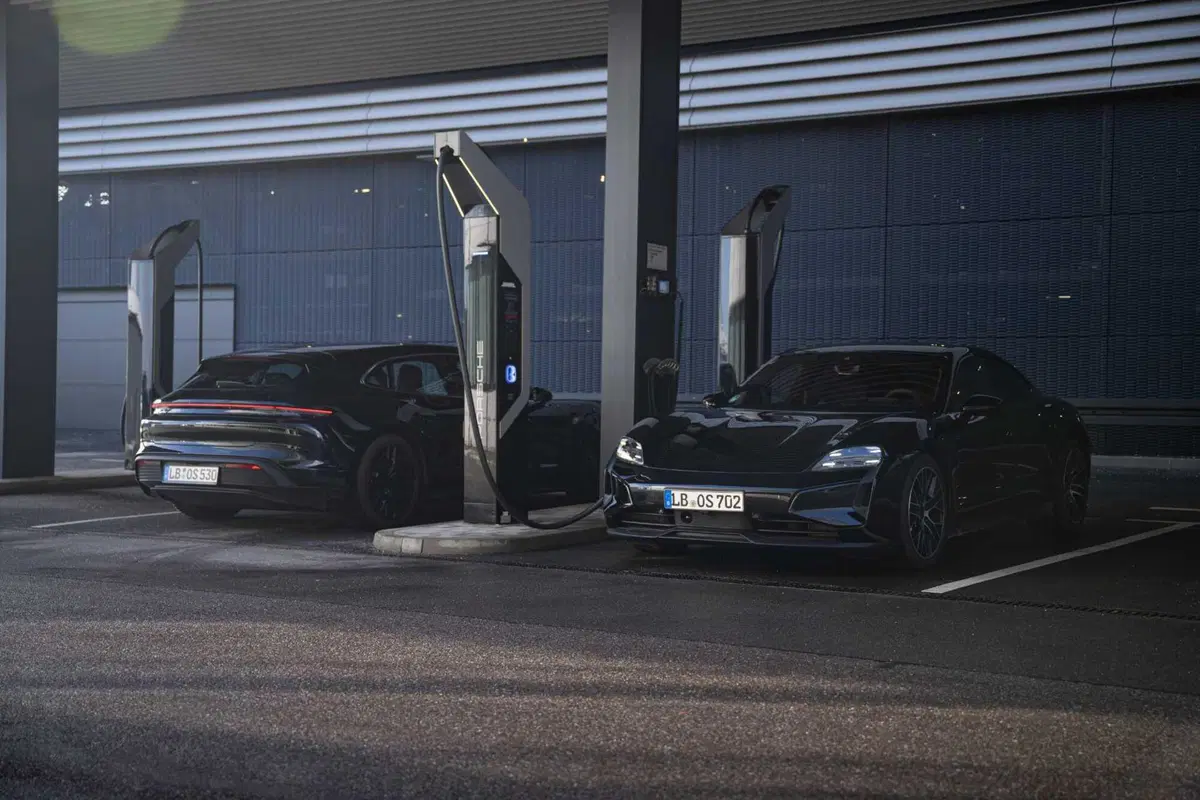 Porsche Taycan 2024: sale l'autonomia e ricarica come un fulmine [VIDEO] (52)