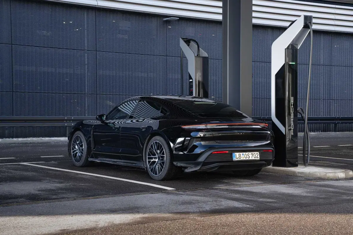 Porsche Taycan 2024: sale l'autonomia e ricarica come un fulmine [VIDEO] (53)