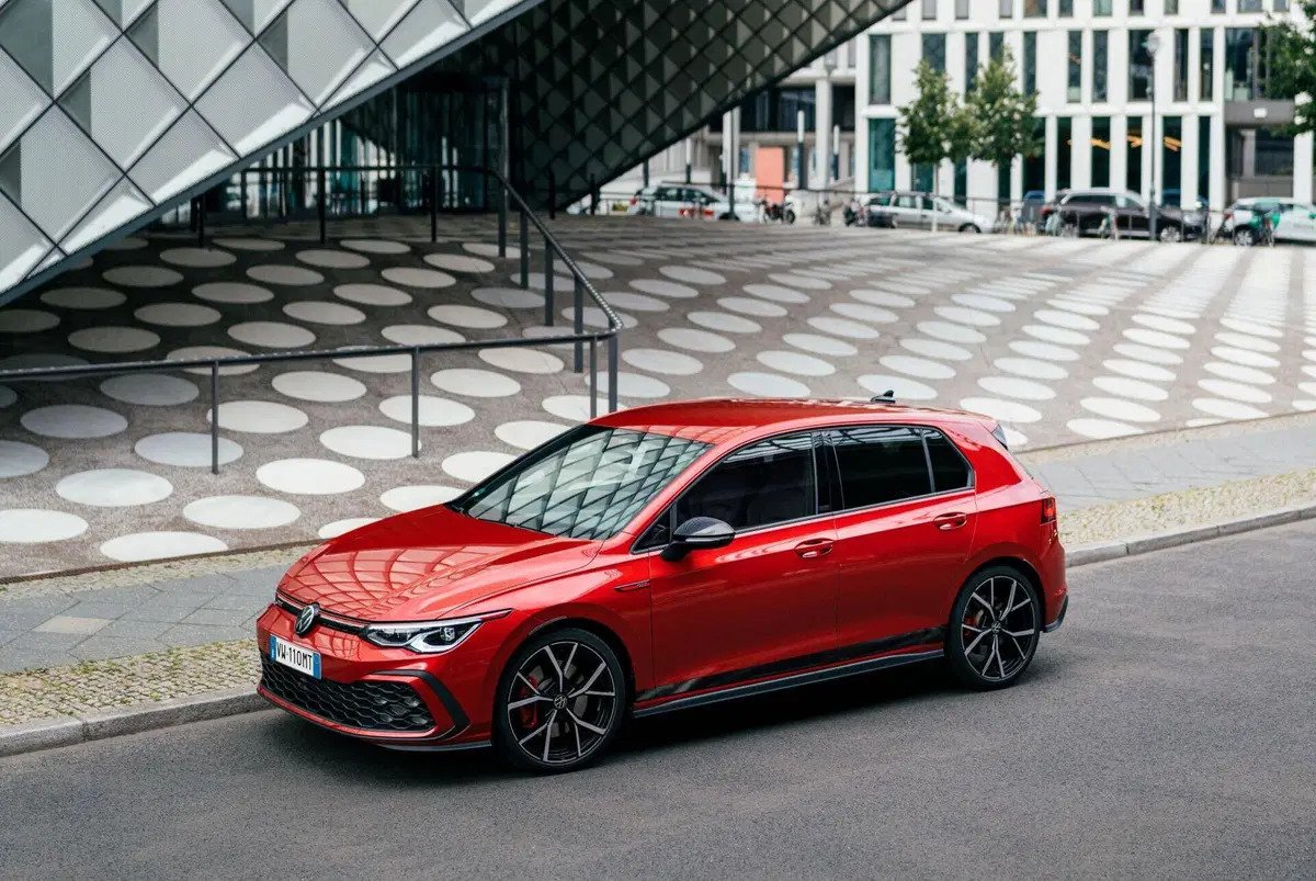 Volkswagen Golf GTI MT Ultimate: serie limitata per chiudere con eleganza il capitolo cambio manuale (2)