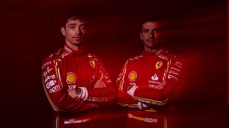 F1. Ecco le nuove tute della Ferrari che vestiranno Carlos Sainz e Charles Leclerc nel 2024