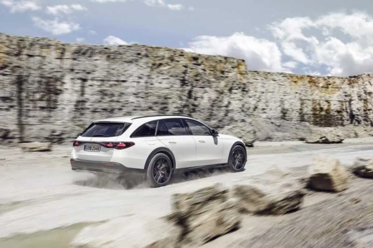Mercedes Classe E All Terrain SW: col plug-in fa 20 con un litro, contro le leggi della fisica