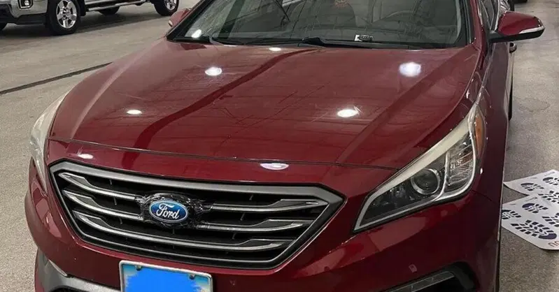 Per non farsi rubare la Hyundai, la trasforma in una Ford