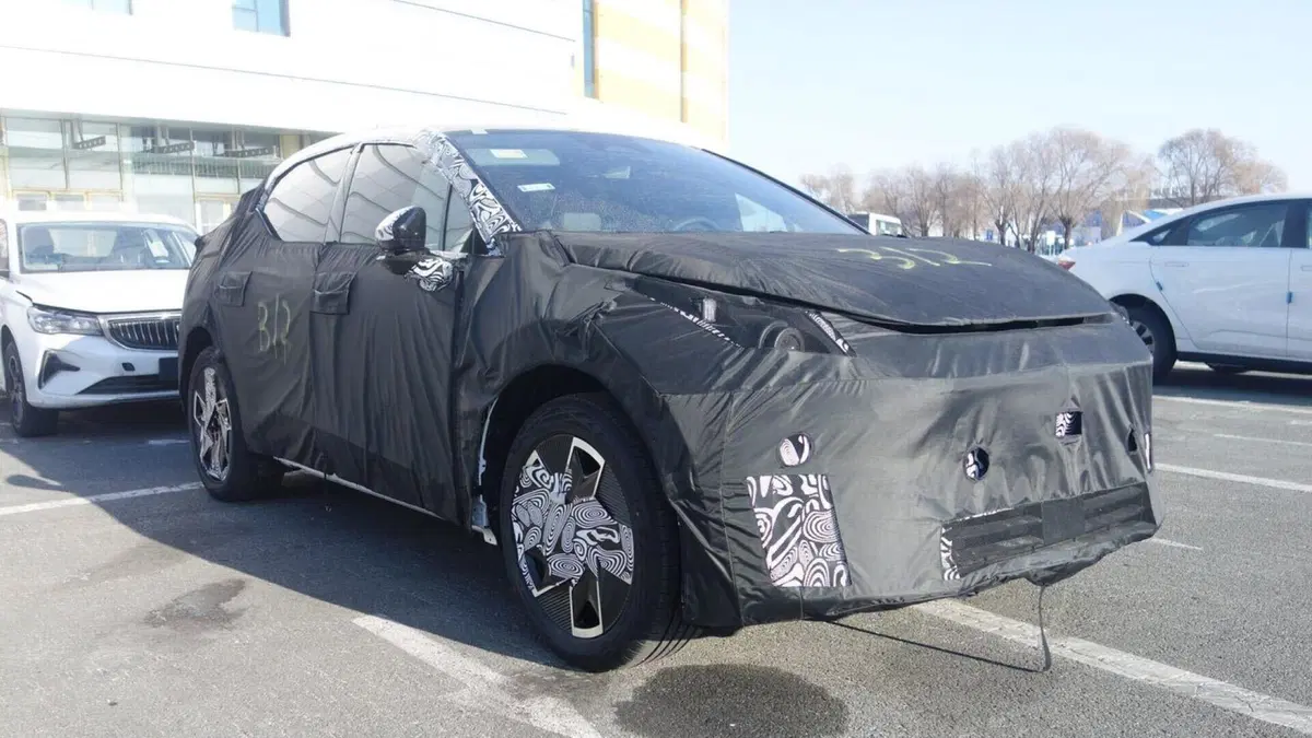 Lynk & Co 02: arriva in Europa e sarà 100% elettrica [Foto Spia] (2)