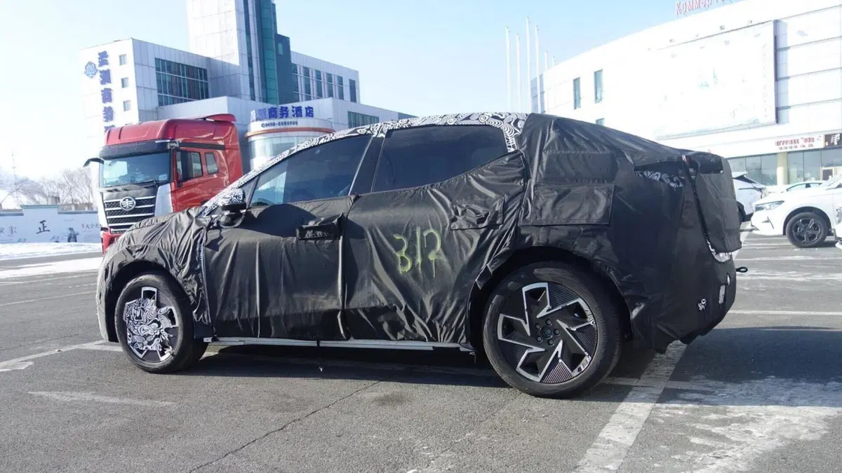 Lynk & Co 02: arriva in Europa e sarà 100% elettrica [Foto Spia] (3)
