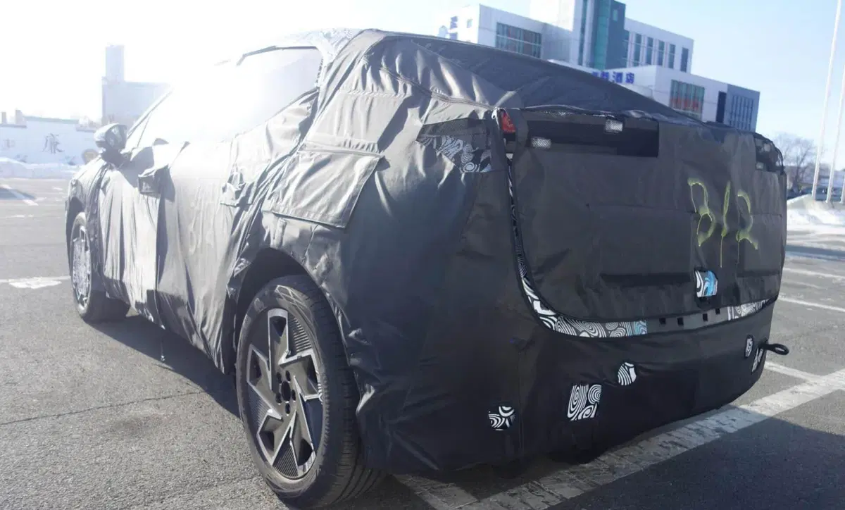 Lynk & Co 02: arriva in Europa e sarà 100% elettrica [Foto Spia] (4)