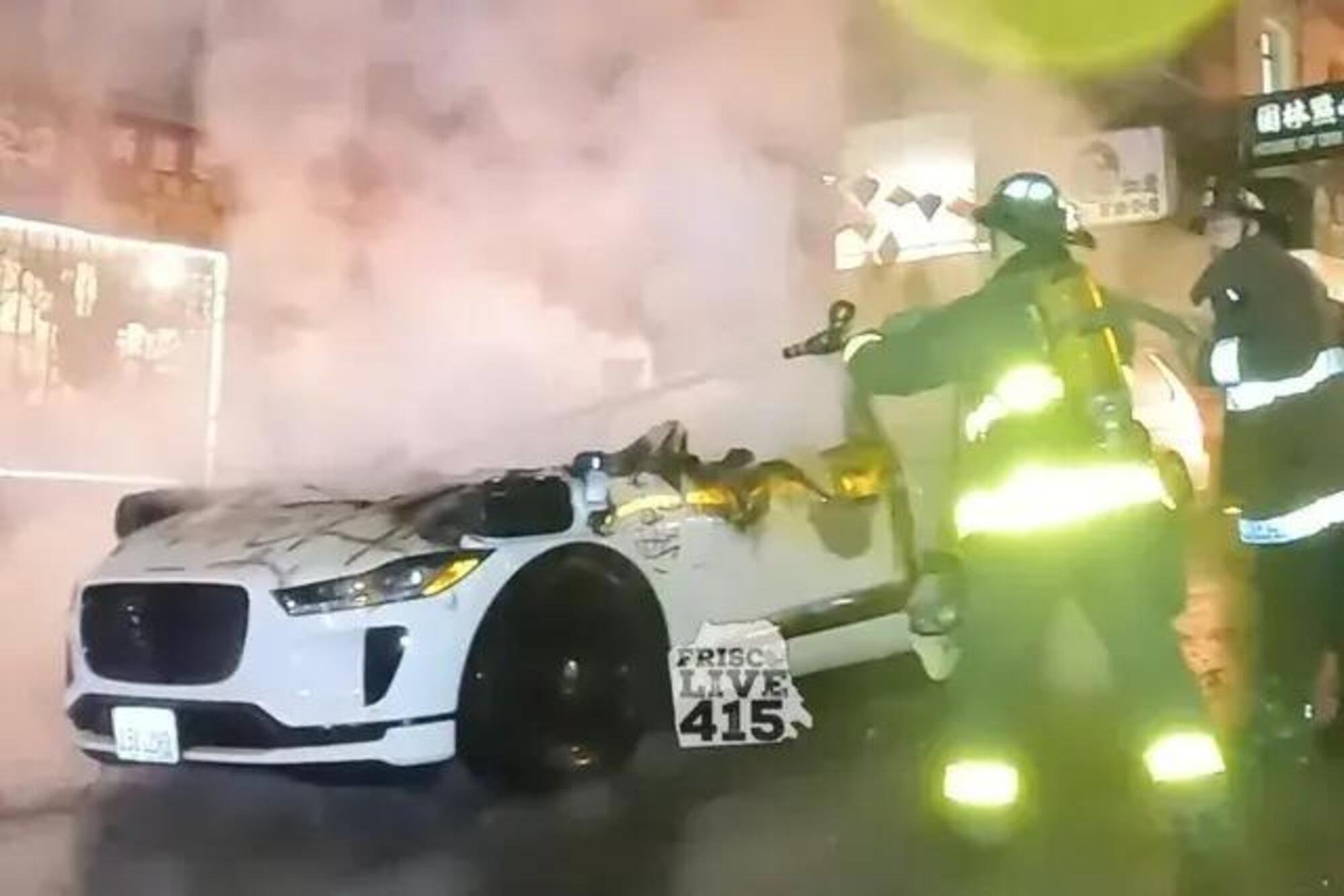 Folla impazzita distrugge un taxi a guida autonoma di Waymo a San Francisco [VIDEO]