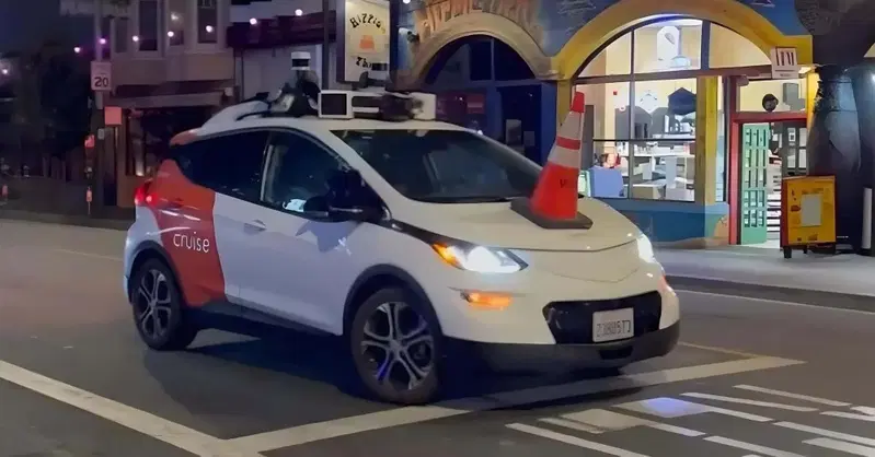 L'auto di Cruise (GM) bloccata con un cono