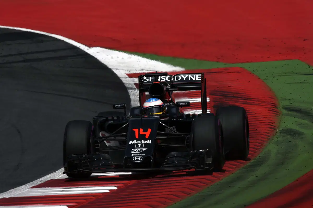 F1, Gp Austria 2016: penalità di cinque posizioni in griglia per Vettel (32)