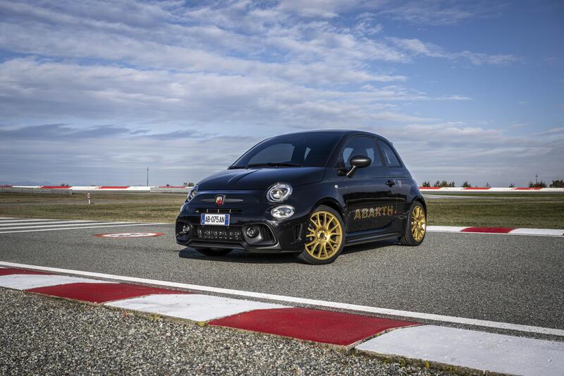 Abarth 695 75&deg; Anniversario: edizione limitata con il T-Jet da 180 CV