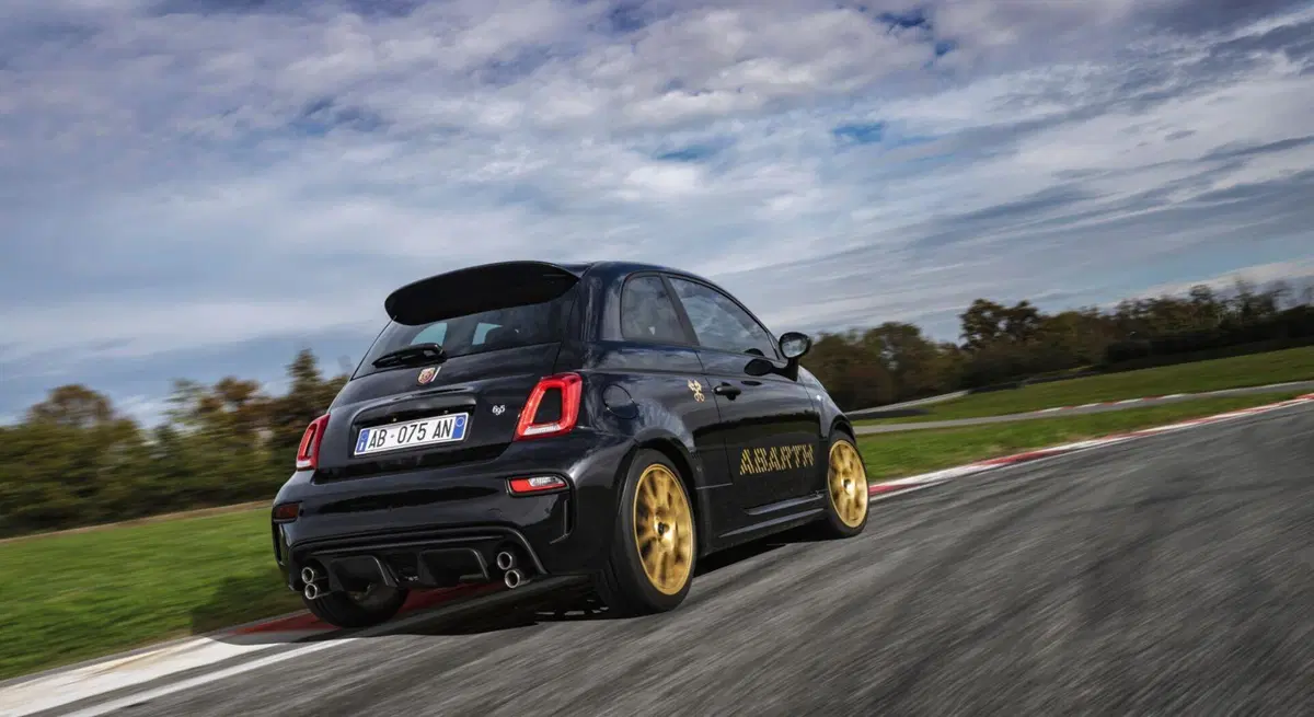 Abarth 695 75° Anniversario: edizione limitata con il T-Jet da 180 CV (2)