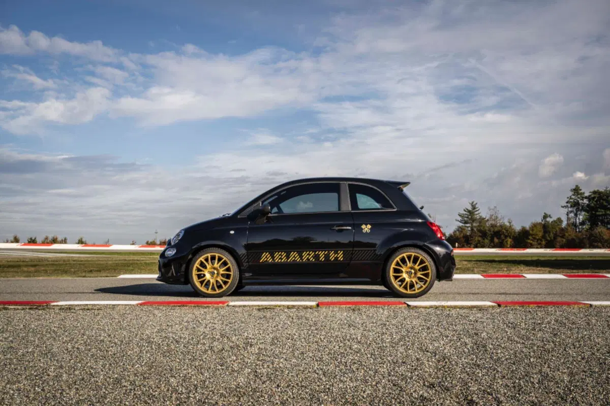 Abarth 695 75° Anniversario: edizione limitata con il T-Jet da 180 CV (3)