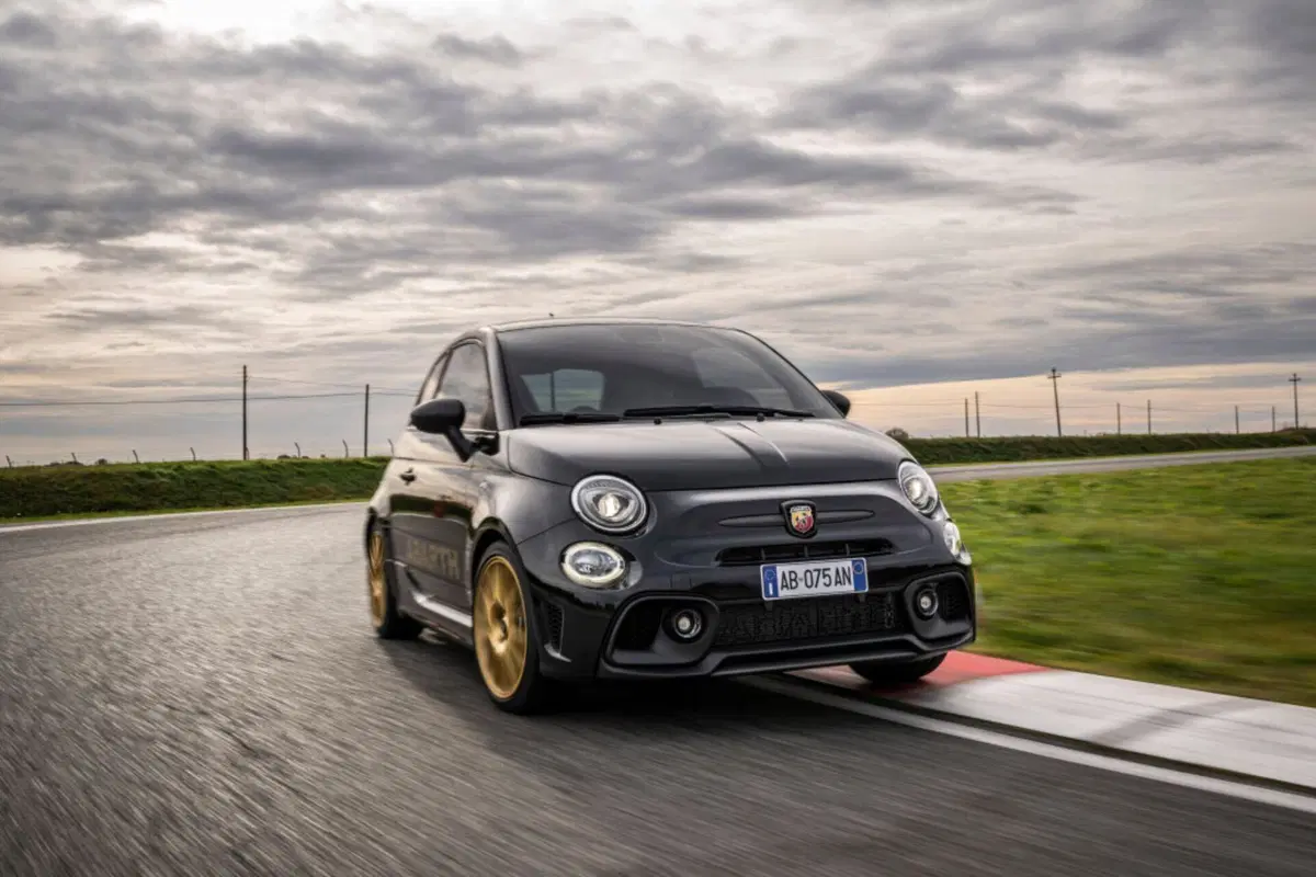 Abarth 695 75° Anniversario: edizione limitata con il T-Jet da 180 CV (5)