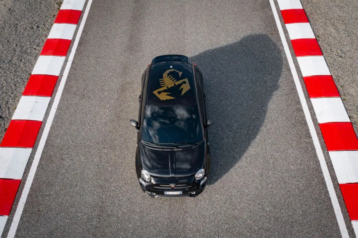 Abarth 695 75° Anniversario: edizione limitata con il T-Jet da 180 CV (9)
