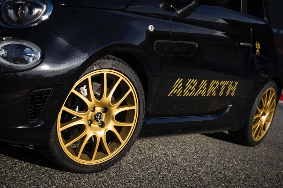 Abarth 695 75° Anniversario: edizione limitata con il T-Jet da 180 CV (8)