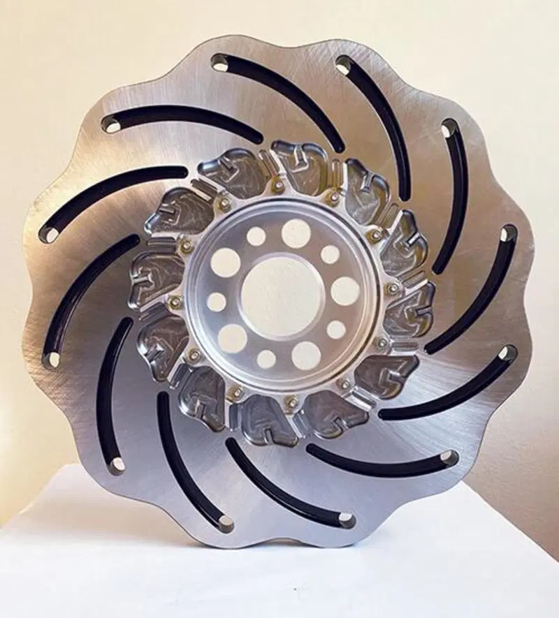 Il prototipo del disco progettato nei laboratori della NASA. Le parti veniciate di nero all'interno delle scanalture sono anch'esse superfici radianti del calore