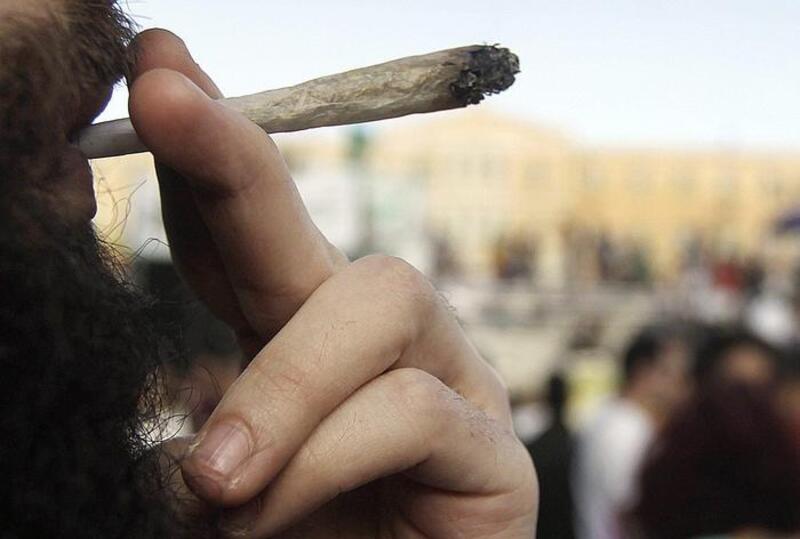 Francia: una petizione per favorire l&#039;uso della cannabis al volante. Vabb&egrave;...