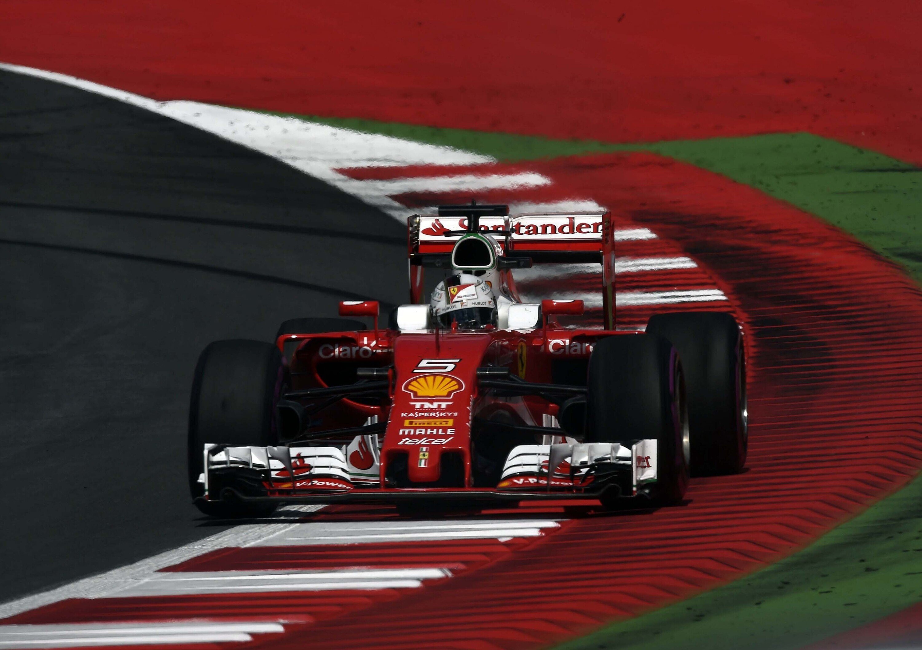F1, Gp Austria 2016: Ferrari, di chi &egrave; la colpa della foratura di Vettel?