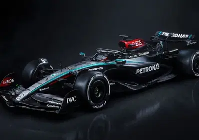 Formula 1 2024: Mercedes, tolti i veli alla W15 di Lewis Hamilton e George Russell