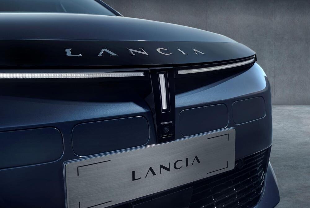 Il frontale della nuova Lancia Ypsilon 2024