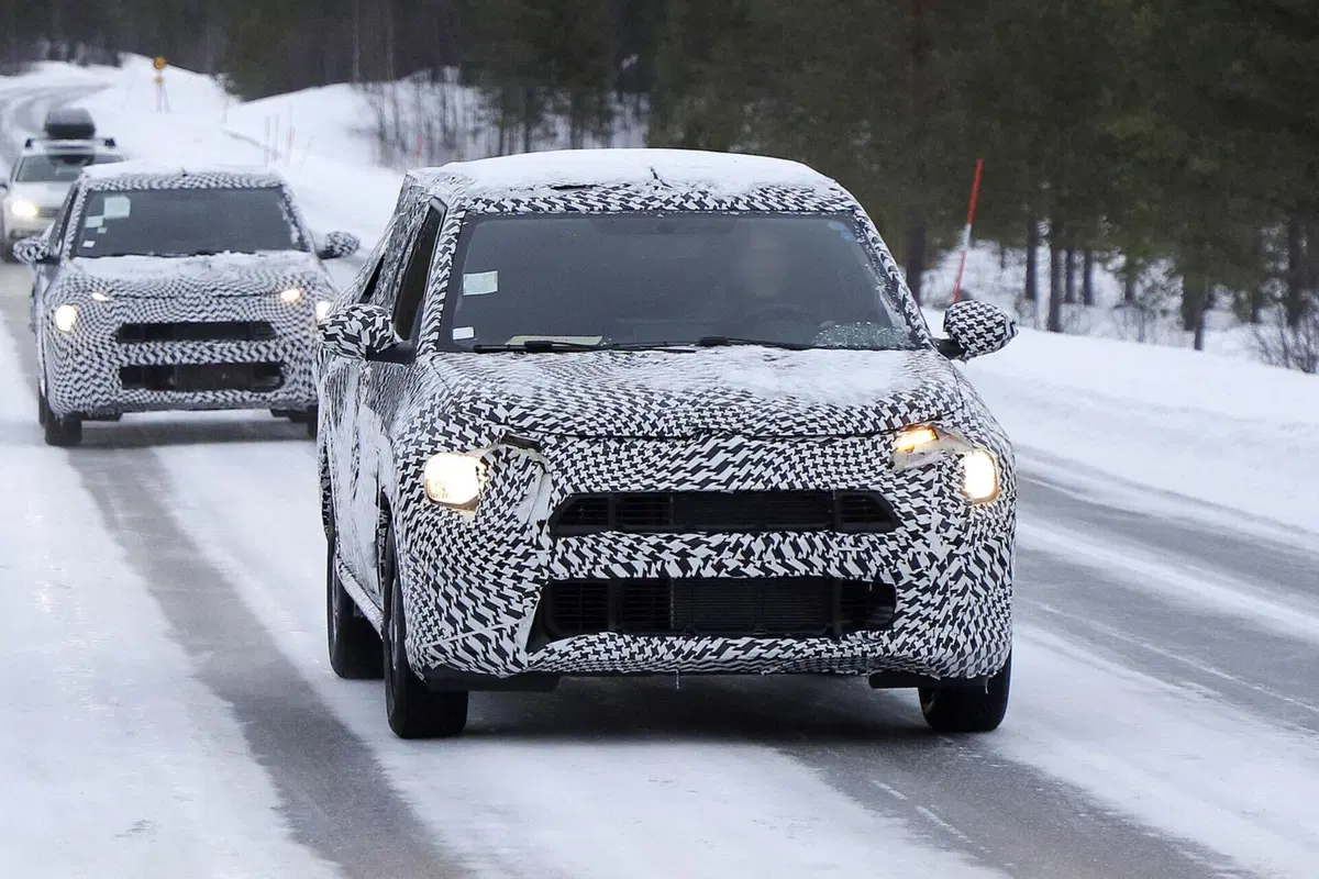Citroen C3X, alimentazione a benzina e 100% elettrica [Foto Spia] (4)