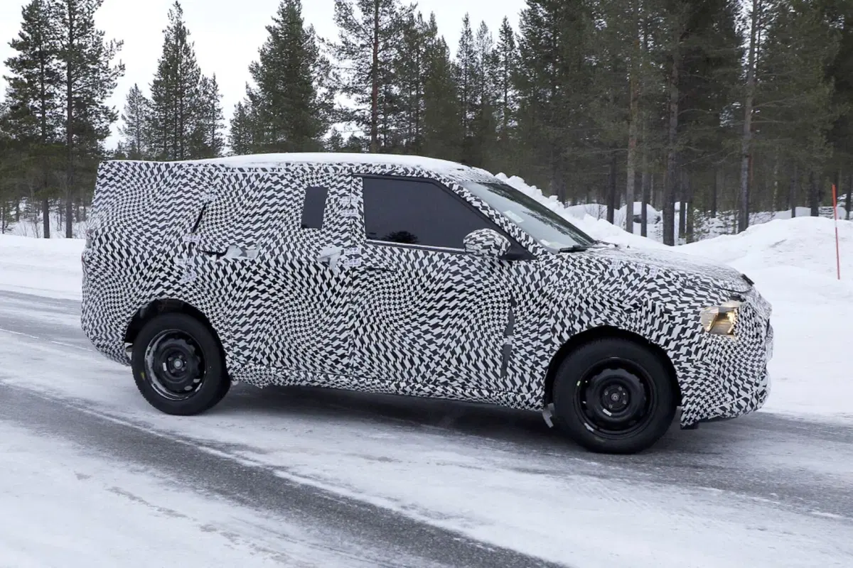 Citroen C3X, alimentazione a benzina e 100% elettrica [Foto Spia] (2)