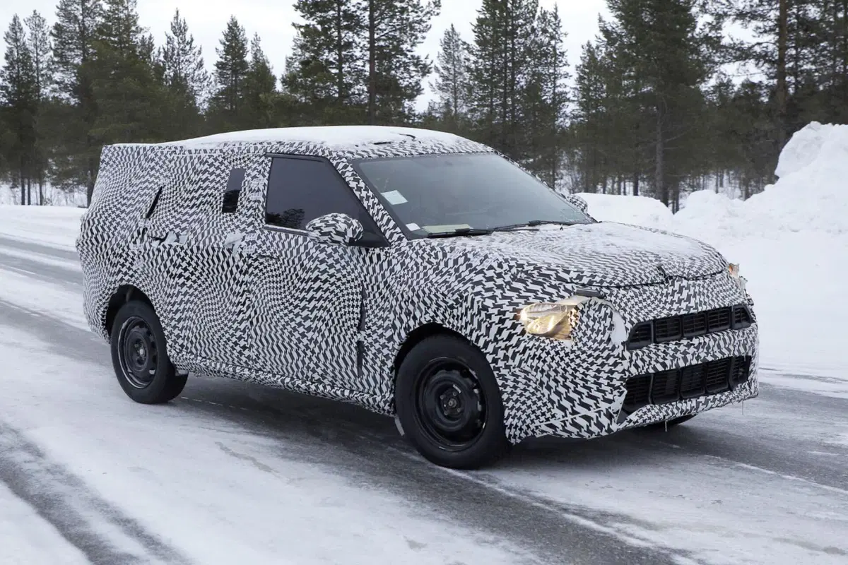 Citroen C3X, alimentazione a benzina e 100% elettrica [Foto Spia] (6)