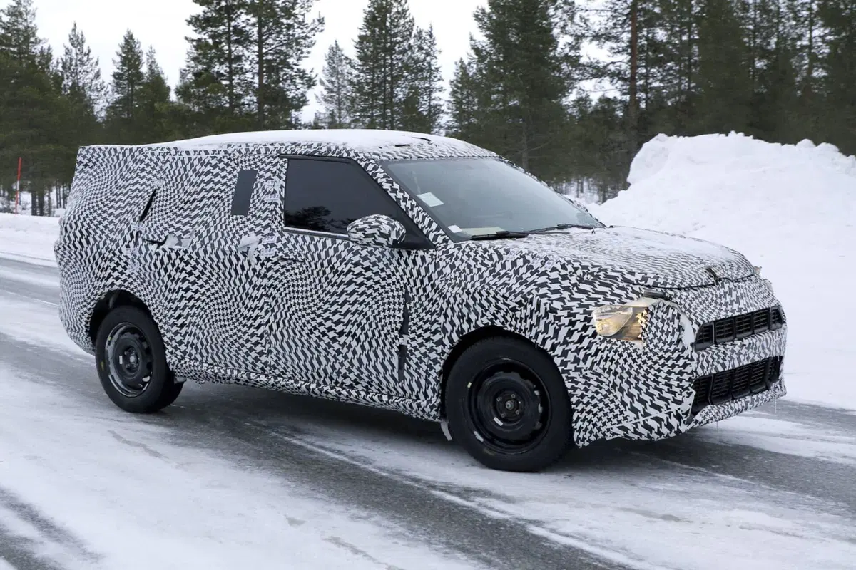 Citroen C3X, alimentazione a benzina e 100% elettrica [Foto Spia] (7)