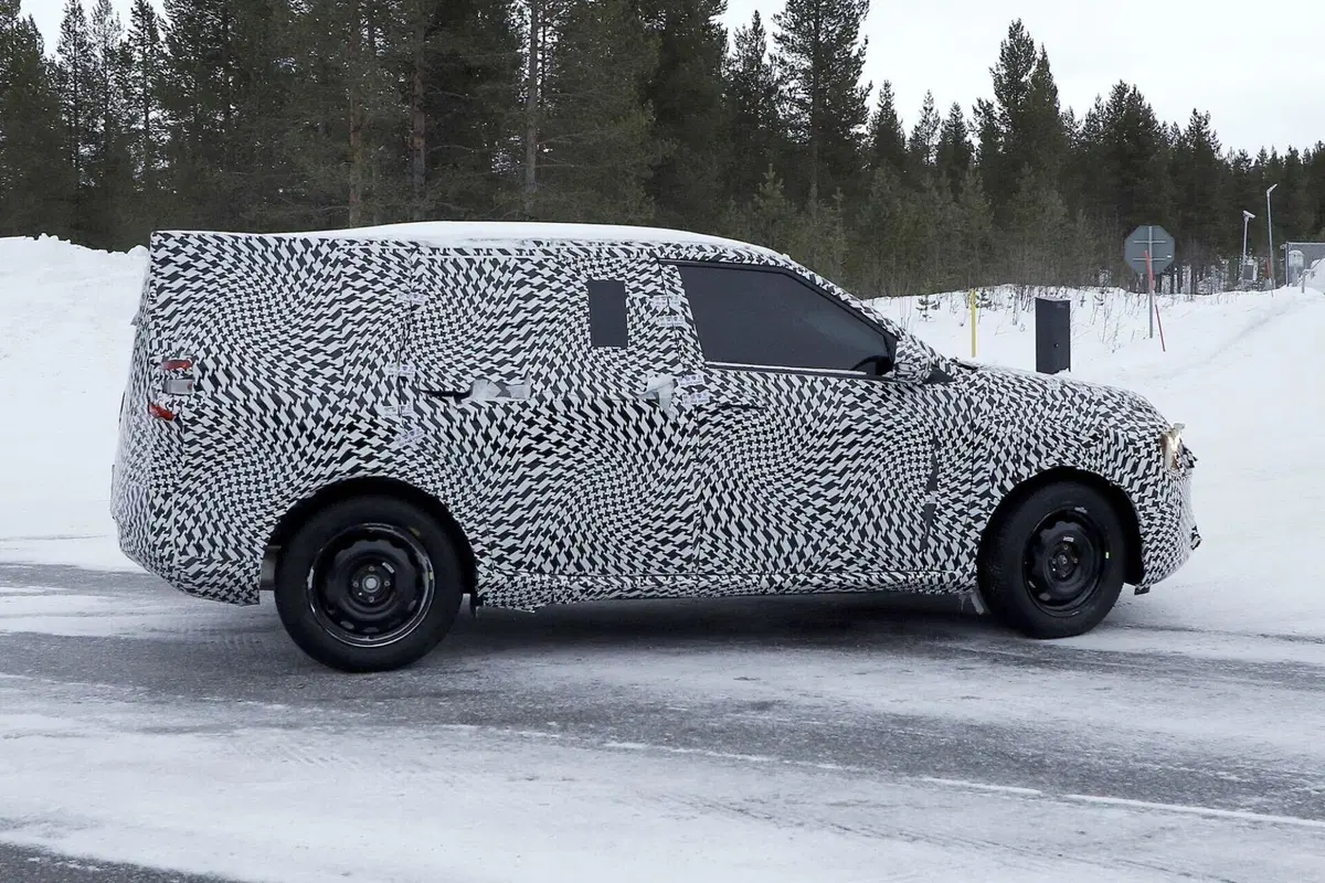 Citroen C3X, alimentazione a benzina e 100% elettrica [Foto Spia] (9)