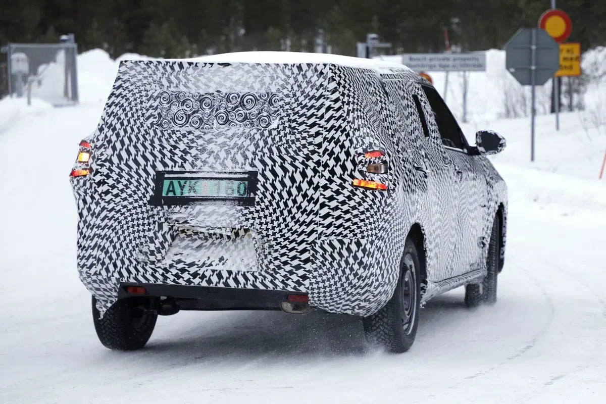 Citroen C3X, alimentazione a benzina e 100% elettrica [Foto Spia] (10)