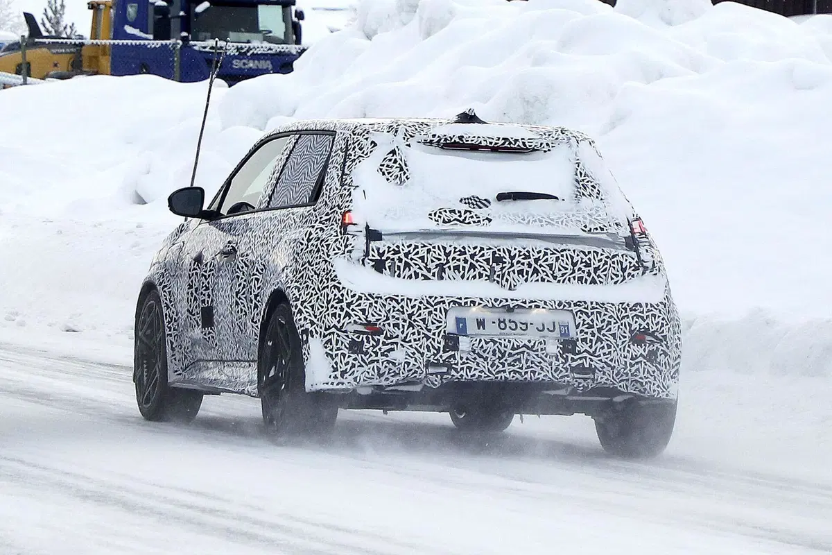 Alpine A290, la variante sportiva della Renault R5 è stata avvistata [Foto Spia] (4)