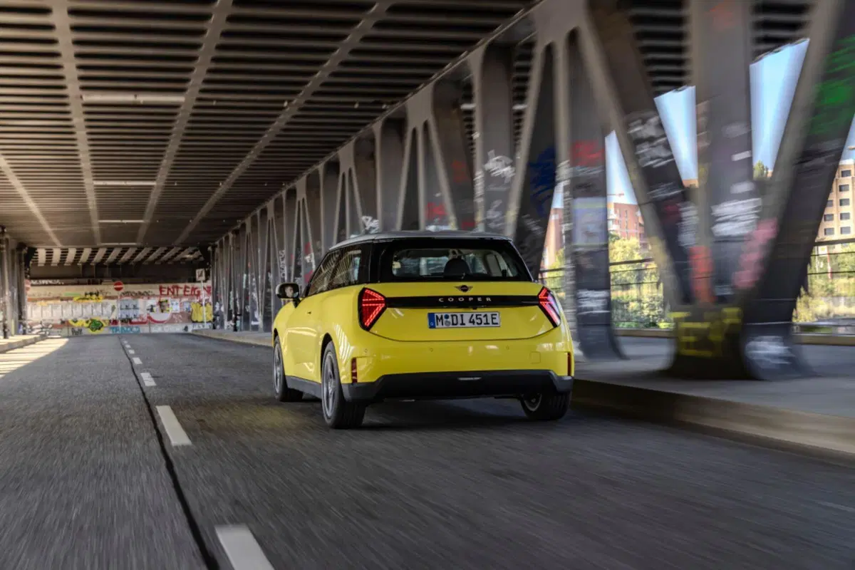 Nuova MINI Cooper E, arriva l’allestimento Classic (2)