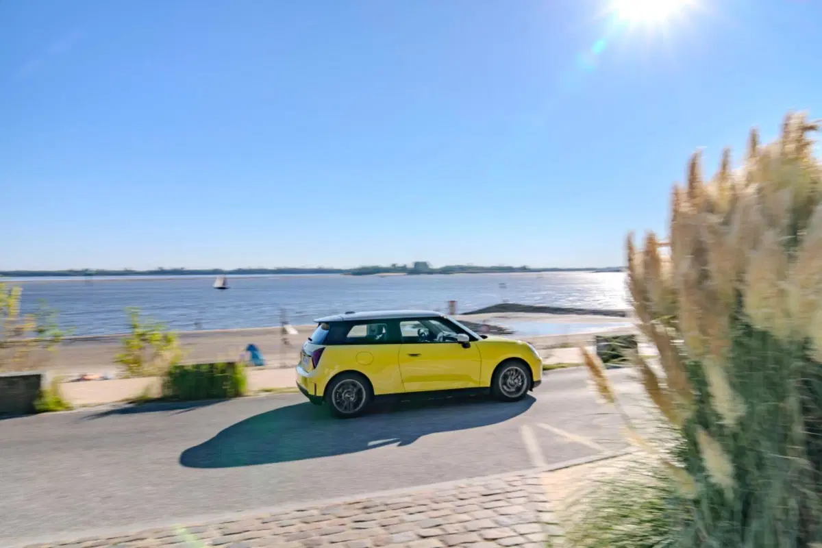 Nuova MINI Cooper E, arriva l’allestimento Classic (6)