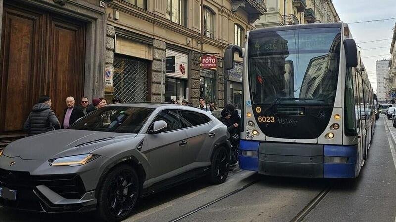 Lamborghini Urus vs Tram a Torino: venti minuti di blocco, passeggeri inferociti