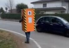 È Carnevale a Olgiate Olona: si traveste da autovelox [VIDEO]