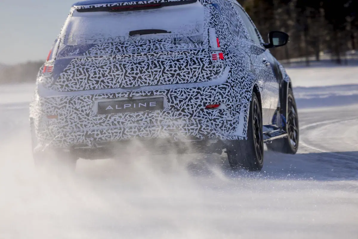 Alpine A290, l’elettrica sportiva di Renault R5 completa i test sulla neve (12)