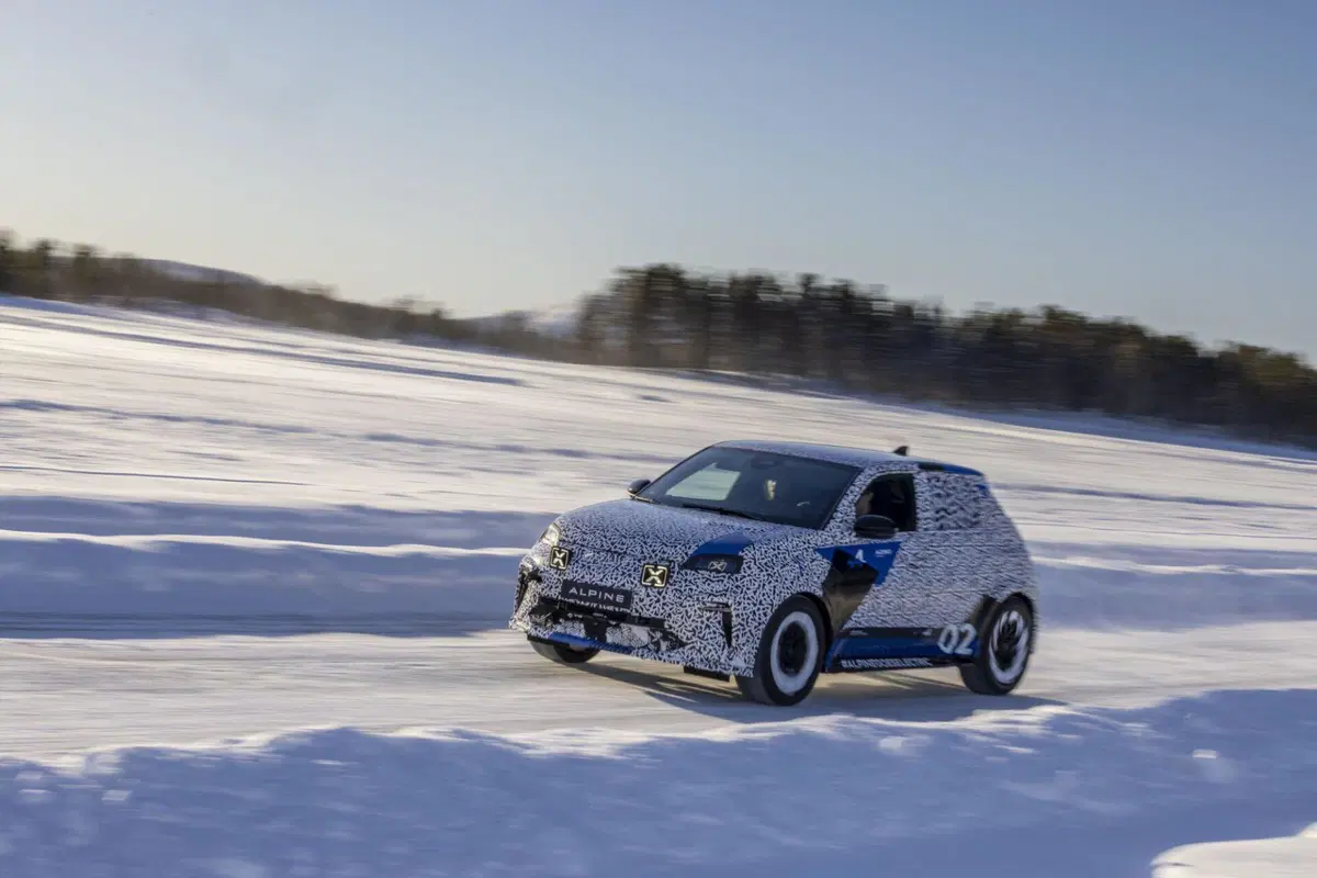 Alpine A290, l’elettrica sportiva di Renault R5 completa i test sulla neve (13)
