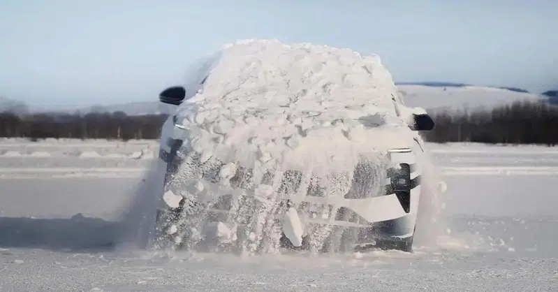 Nio ET9: l'elettrica cinese si scrolla la neve di dosso da sola [VIDEO]